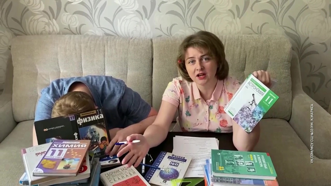 ВИДЕО: Родители поздравили выпускников 33-й школы роликом с Артуром Пирожковым