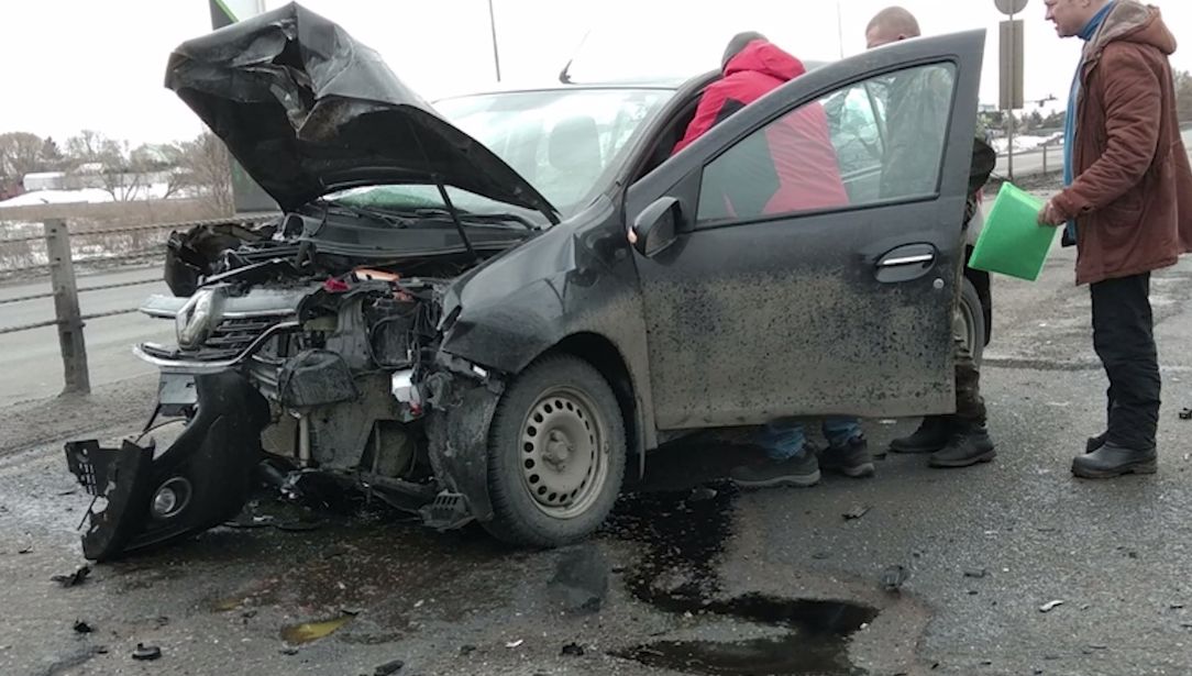 Два водителя пострадали при столкновении иномарок на окружной дороге в Ярославле