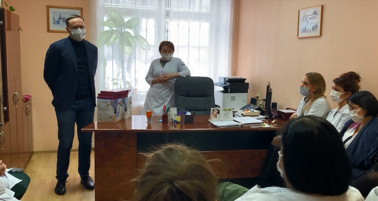 Депутаты областной Думы поздравили врачей региона