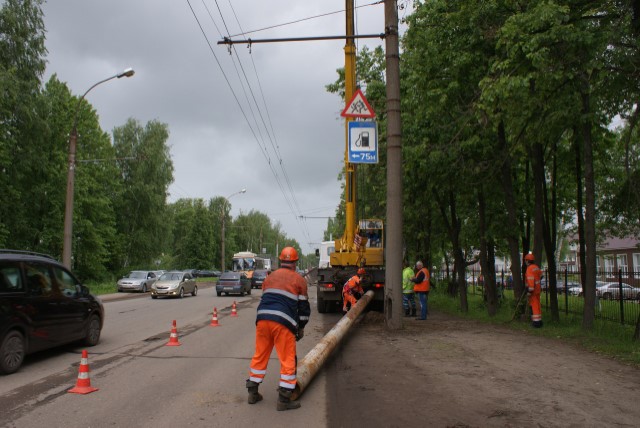 В Ярославле меняют опоры контактной сети