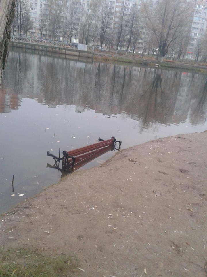 Вандалы утопили лавочки в парке 30-летия Победы