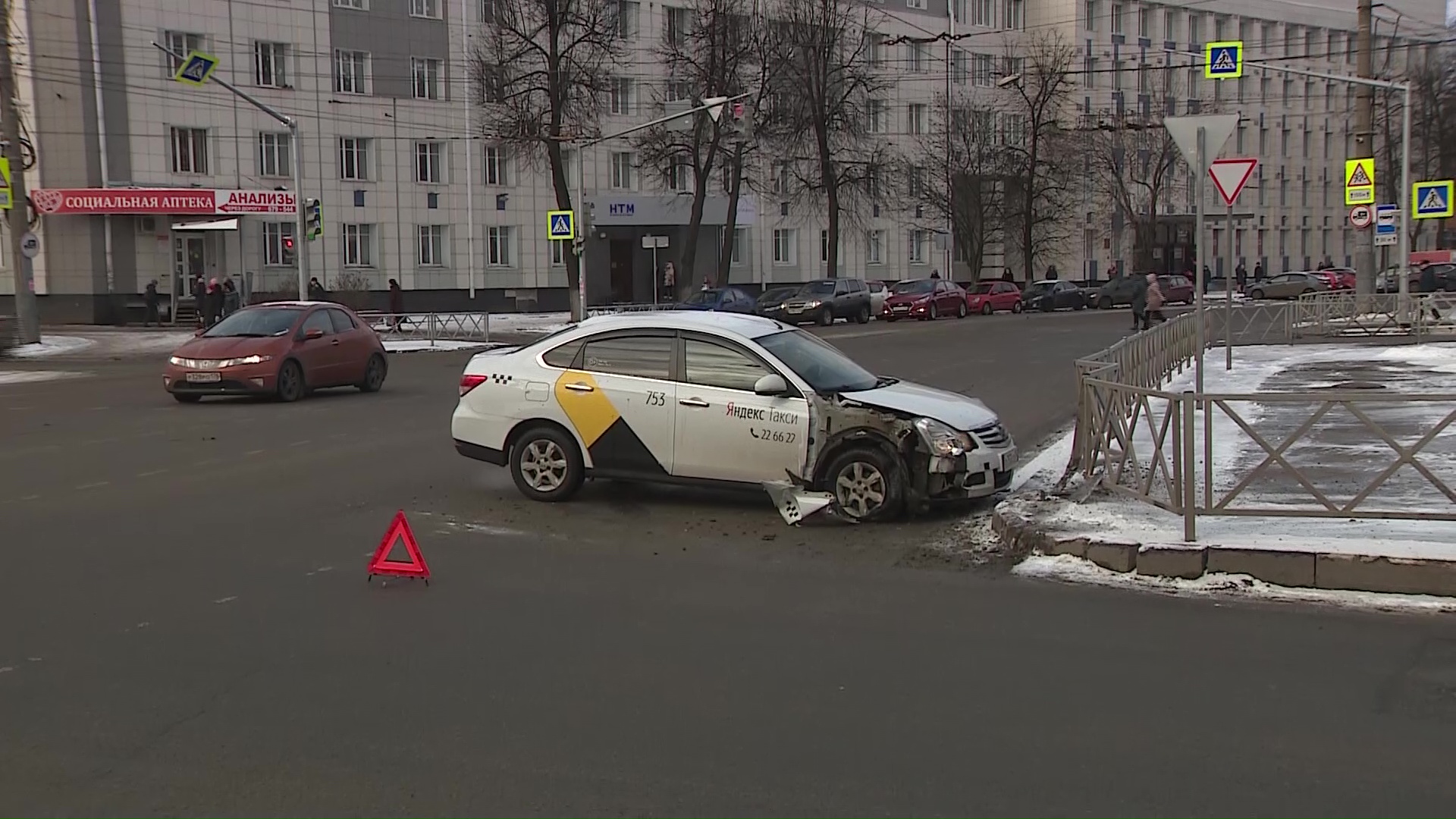 В Ярославле такси протаранило дорожное ограждение