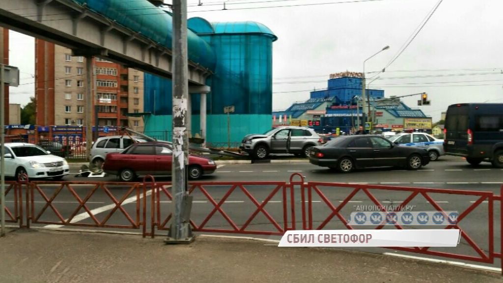 На Московском проспекте внедорожник протаранил светофор