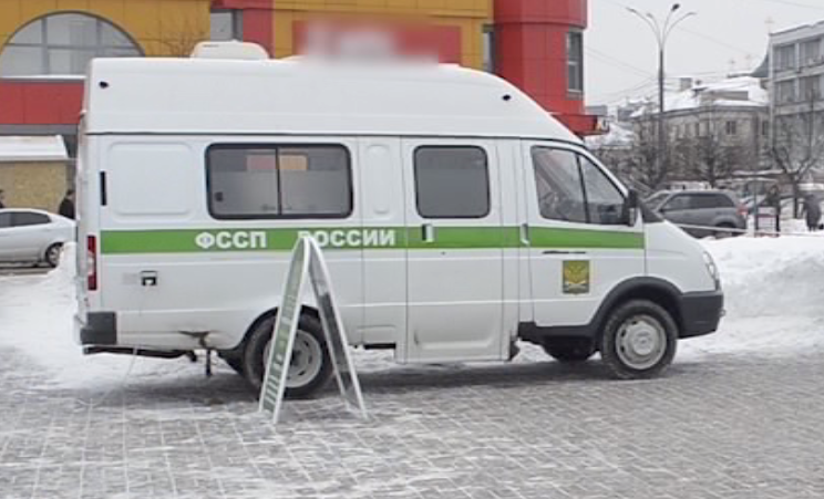 Ярославна перекрыла проезжую часть своим забором