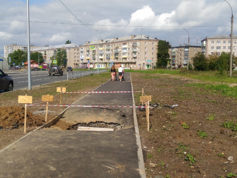 В Рыбинске на отремонтированном тротуаре провалился асфальт