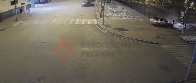 ВИДЕО: иномарка протаранила ограждение и влетела в Бутусовский парк