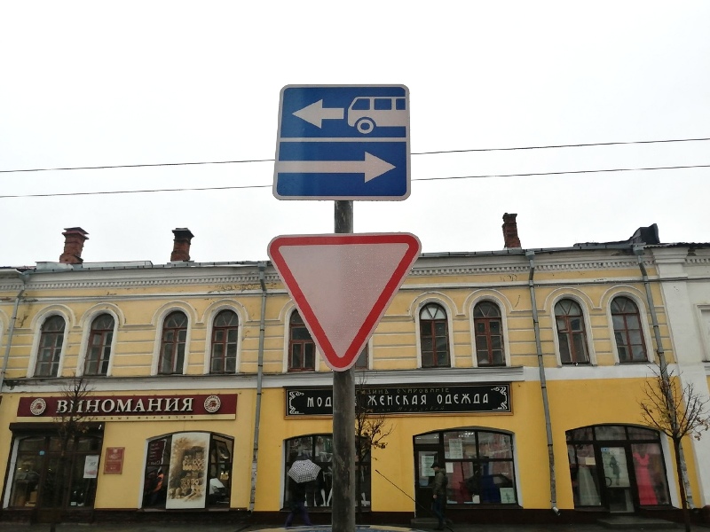 В центре Рыбинска решили установить миниатюрные дорожные знаки