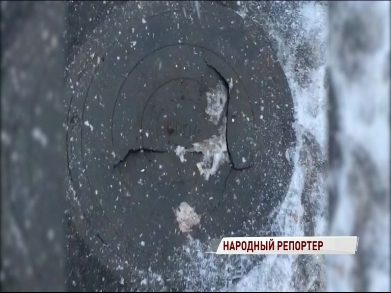 В центре Ярославля люк дал трещину
