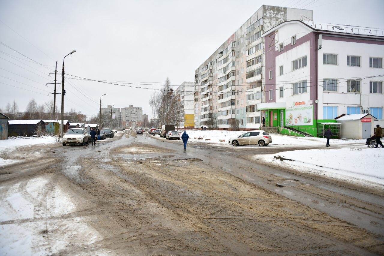 После жалоб в соцсетях мэр Ярославля выехал проверить дорогу в Заволжском районе