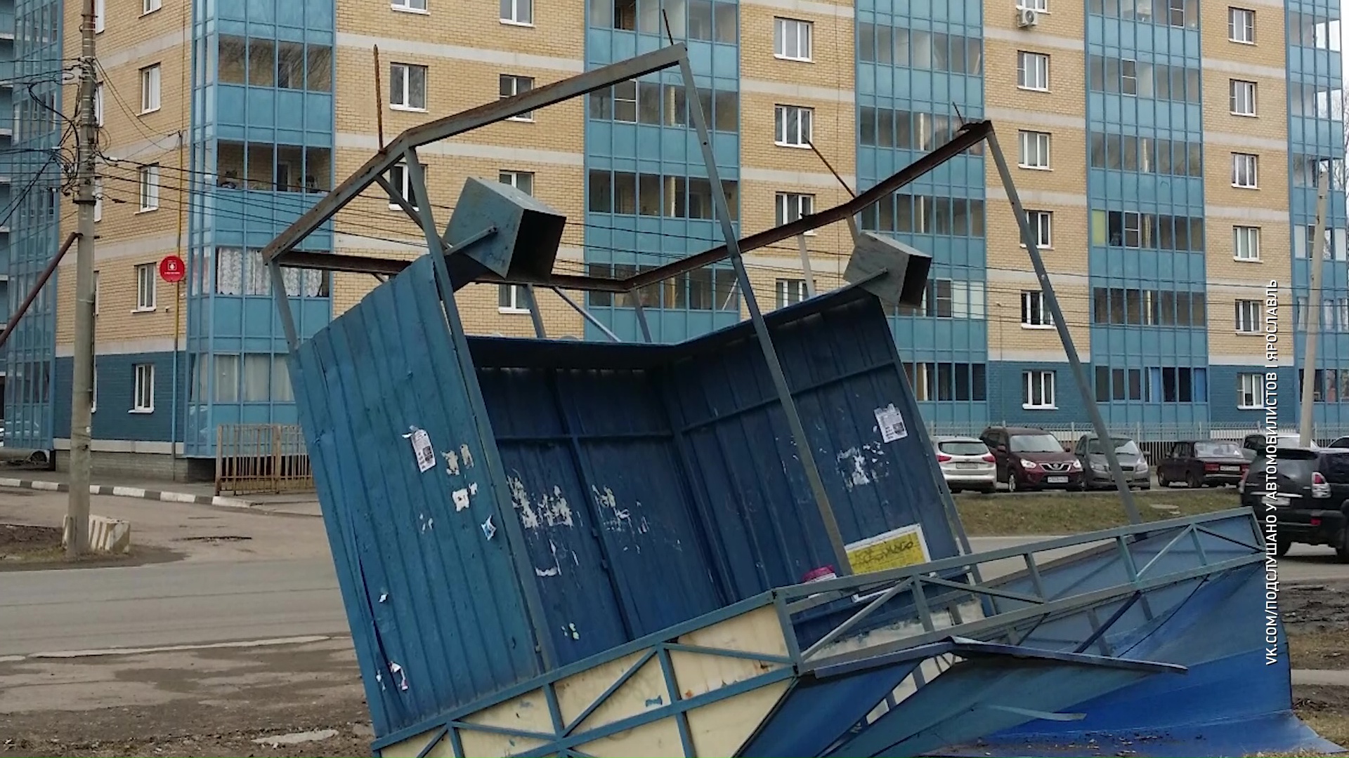 На Суздальском шоссе ветер опрокинул остановку