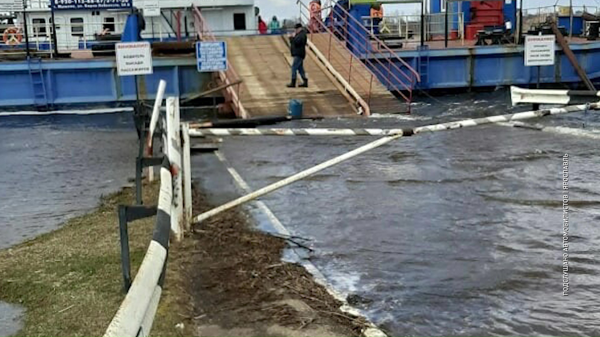 Часть причала в Мышкинском районе ушла под воду