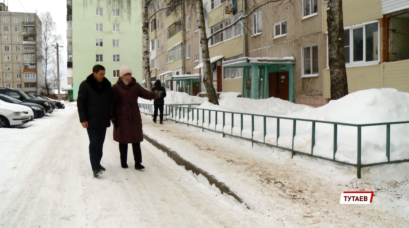 За качеством уборки дворов от снега в Ярославской области следят активисты «Школы грамотного потребителя»