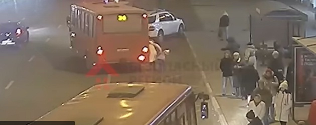 В Ярославле маршрутка протащила маму с ребенком-ВИДЕО