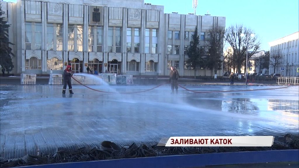 На Советской площади начали заливать каток: как оборудуют место зимних развлечений