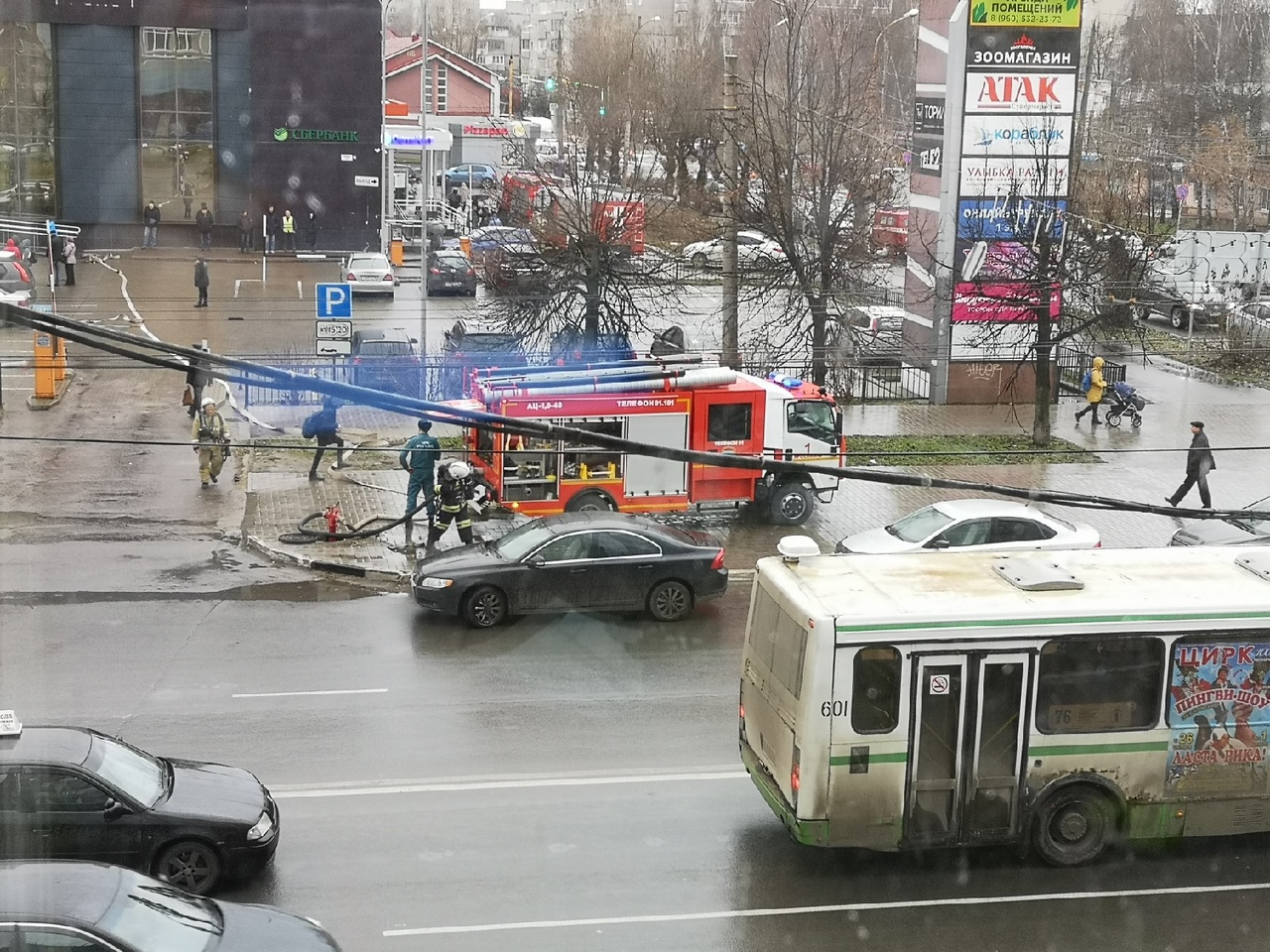 Вой сирен и пожарные машины: в Ярославле эвакуировали посетителей из ТЦ