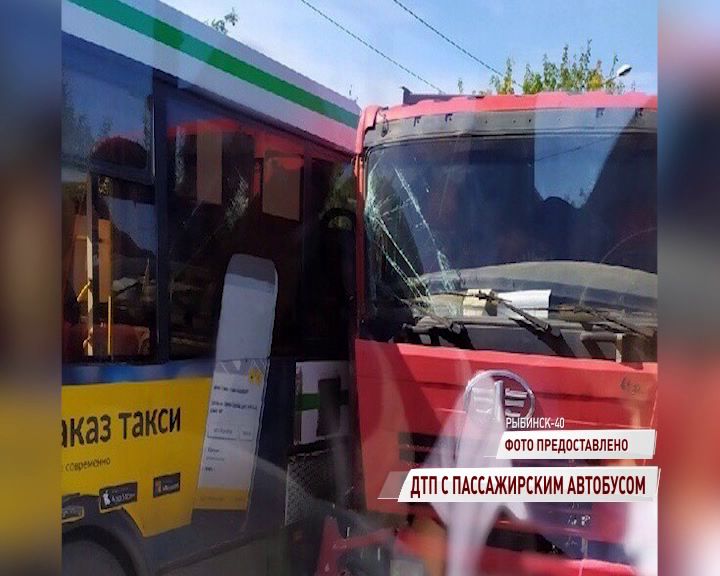 В Рыбинском районе столкнулись грузовик и пассажирский автобус