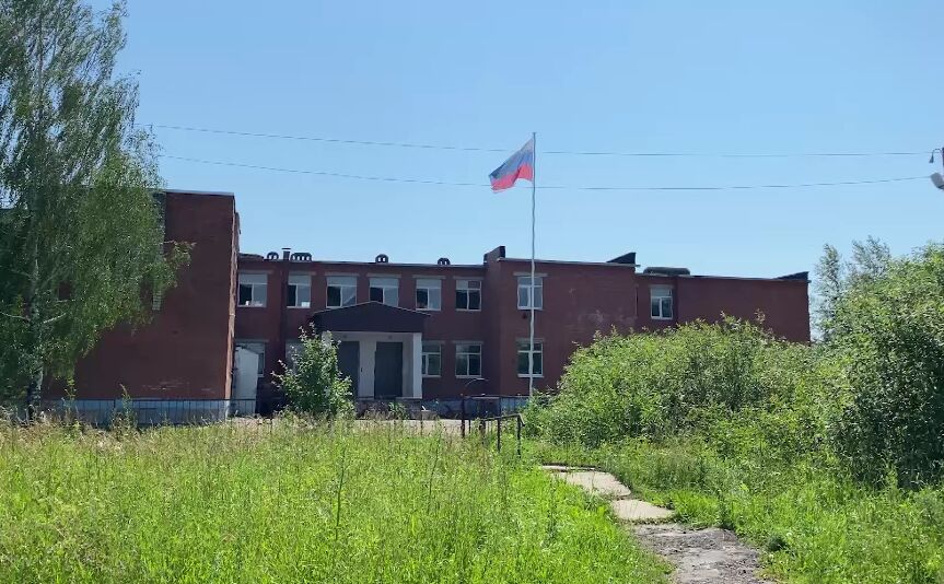 Под Ярославлем депутаты проверили ход ремонта спортзала Иванищевской школы