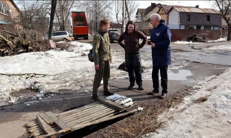 Общественники просят мэрию Ярославля устранить опасную яму в Дзержинском районе