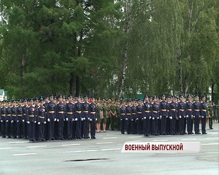 Более 500 курсантов получили свои первые офицерские звания на Советской площади