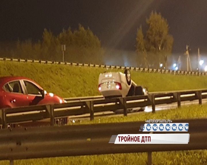 Заволгой на перекрестке сразу три машины не поделили дорогу