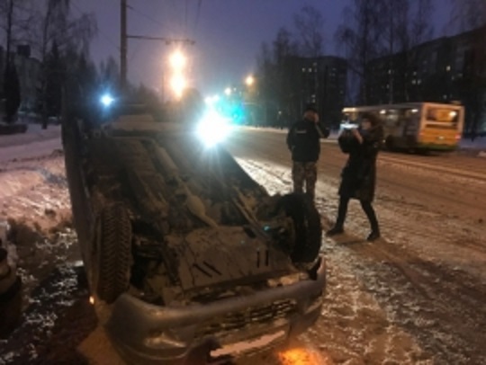 В Рыбинске перевернулась иномарка