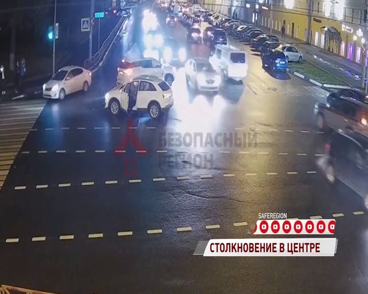 На перекрестке Свободы и Победы дорогу не поделили два белых автомобиля
