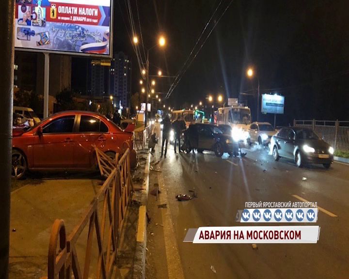 На Московском проспекте дорогу не поделили две иномарки