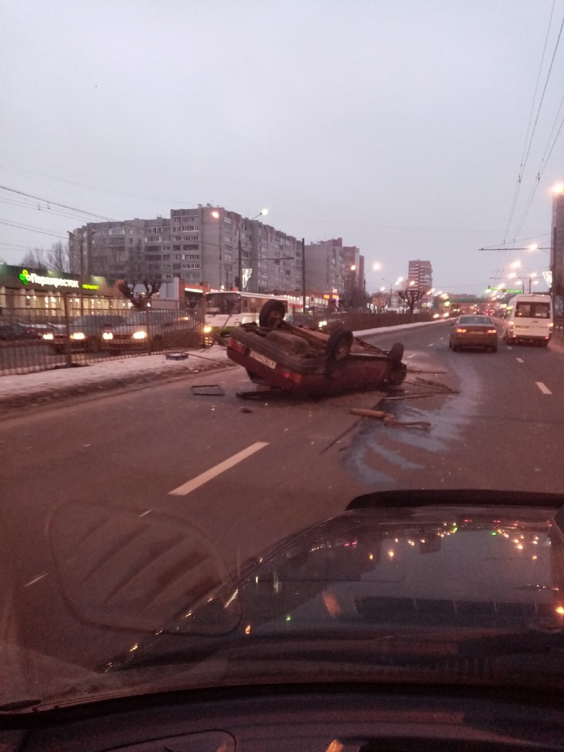 На Московском проспекте в Ярославле перевернулась «Лада»