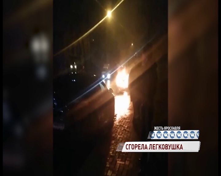 На Республиканской пламя едва не уничтожило машину