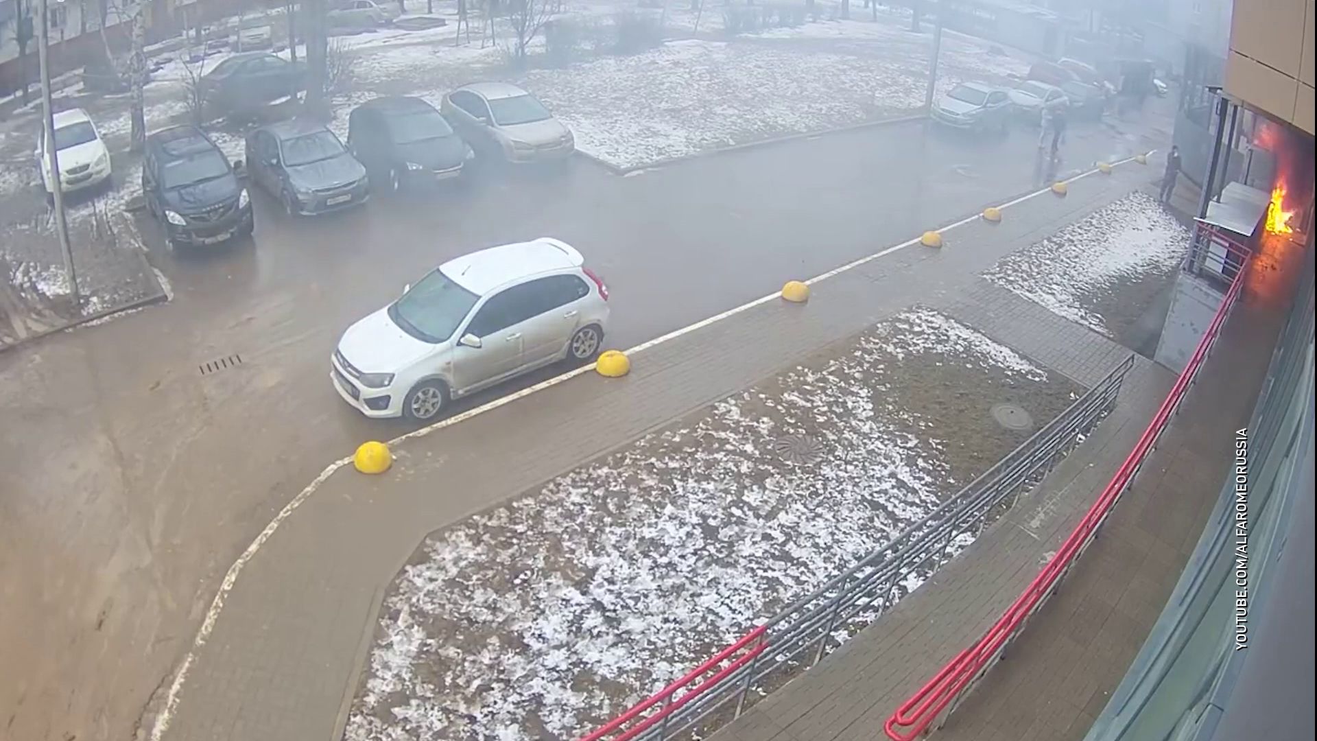 В Дзержинском районе загорелось крыльцо супермаркета
