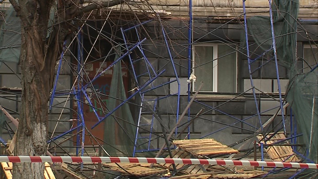 «Конструкция упала из-за порыва ветра»: новые подробности обрушения строительных лесов