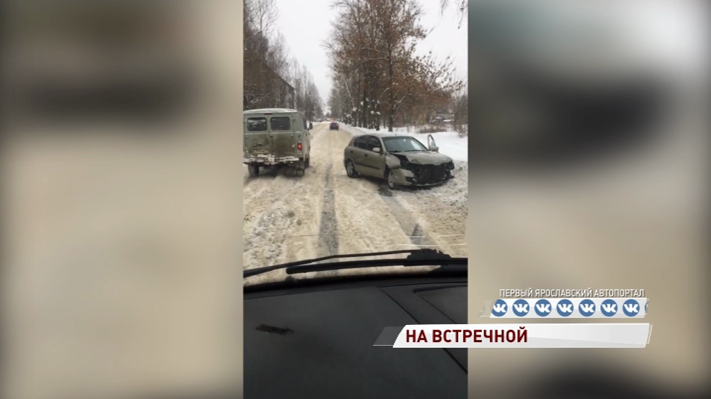 В Ярославле легковушку выбросило на встречку из-за снежного наката