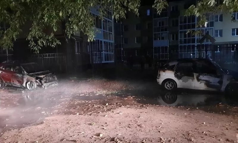 В Ярославле во дворе жилого дома ночью вспыхнули два автомобиля
