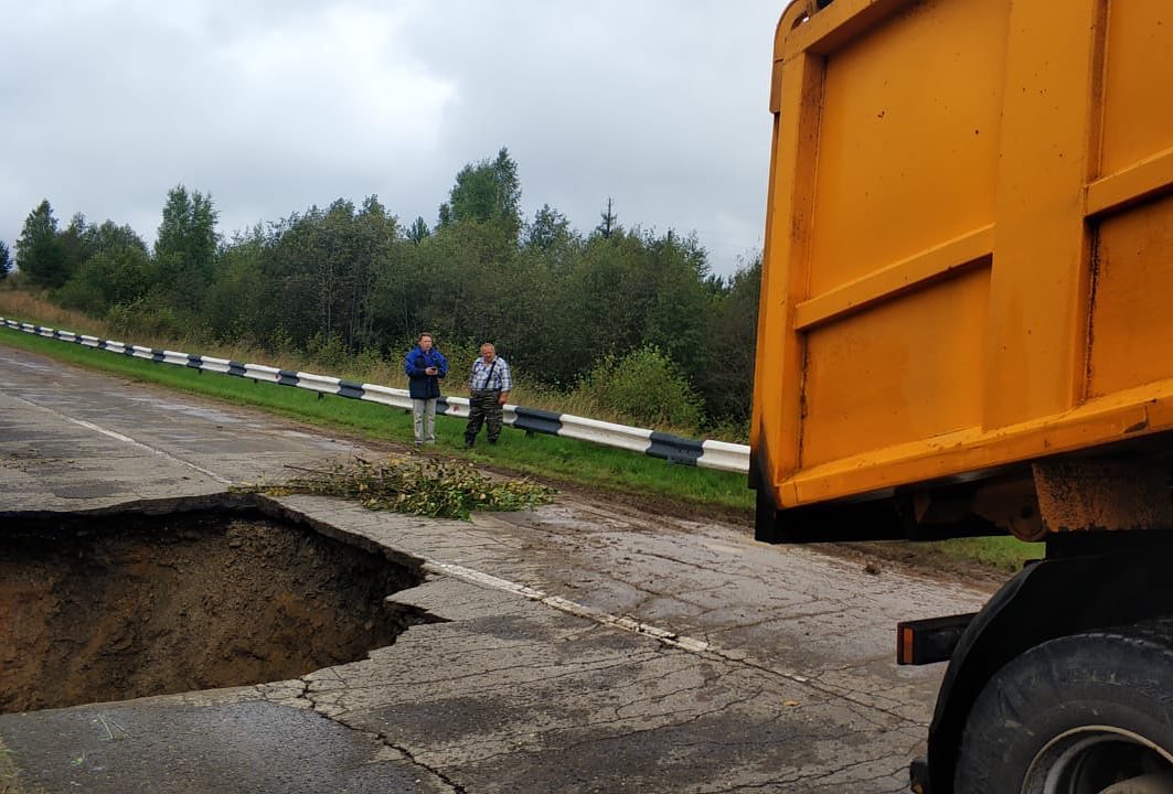 В Некоузском районе из-за обильных ливней размыло дорогу