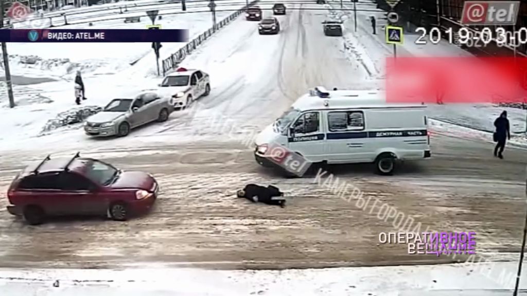 ВИДЕО: В Рыбинске пенсионерка попала под колеса полицейского автомобиля