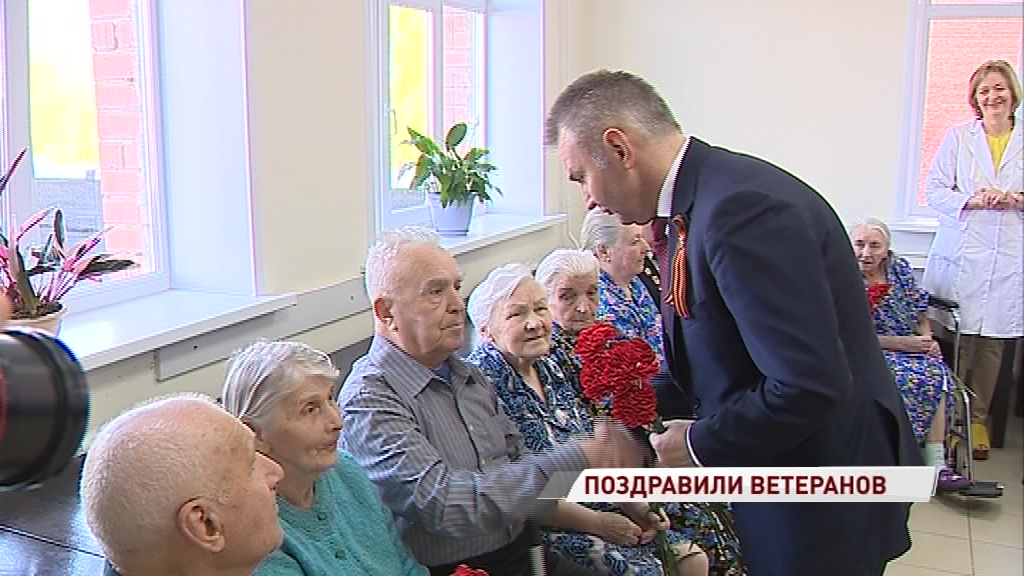 Власти региона навестили ветеранов в госпитале и поздравили их с Днем Победы