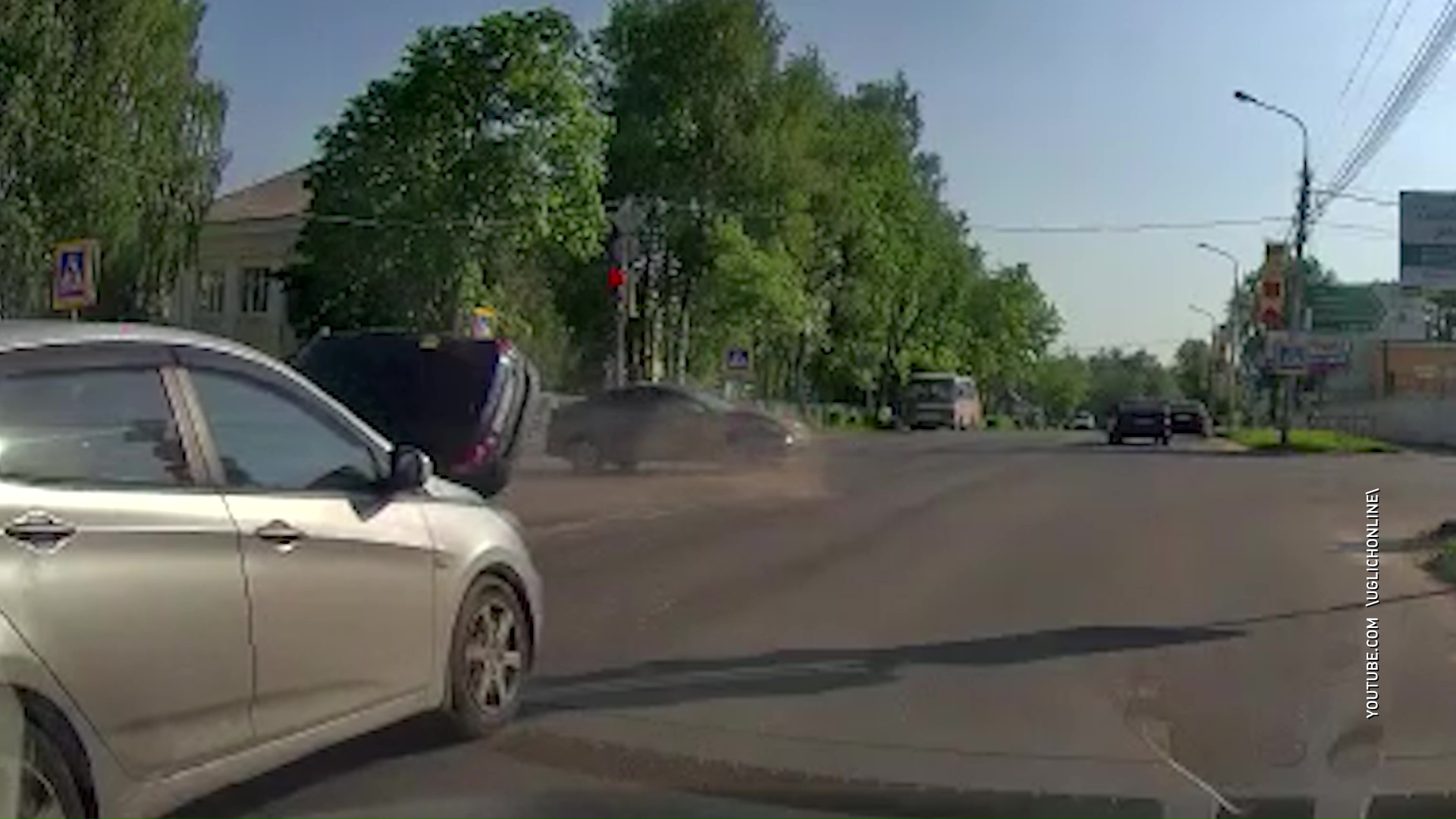 В Угличе водитель пролетел на красный и устроил ДТП