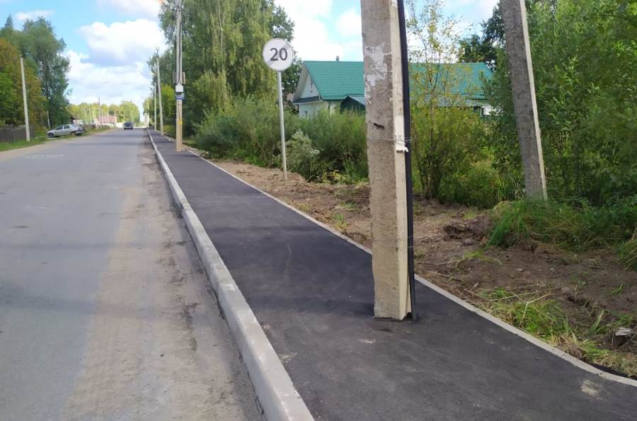 В Рыбинске подрядчику придется за свой счет переделывать тротуар со столбами