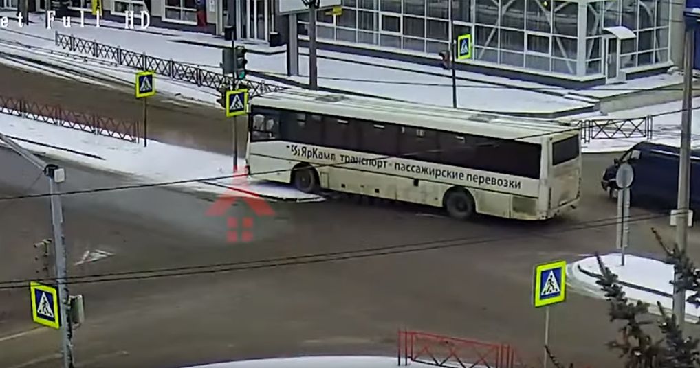 В центре Ярославля междугородний автобус снес дорожный знак