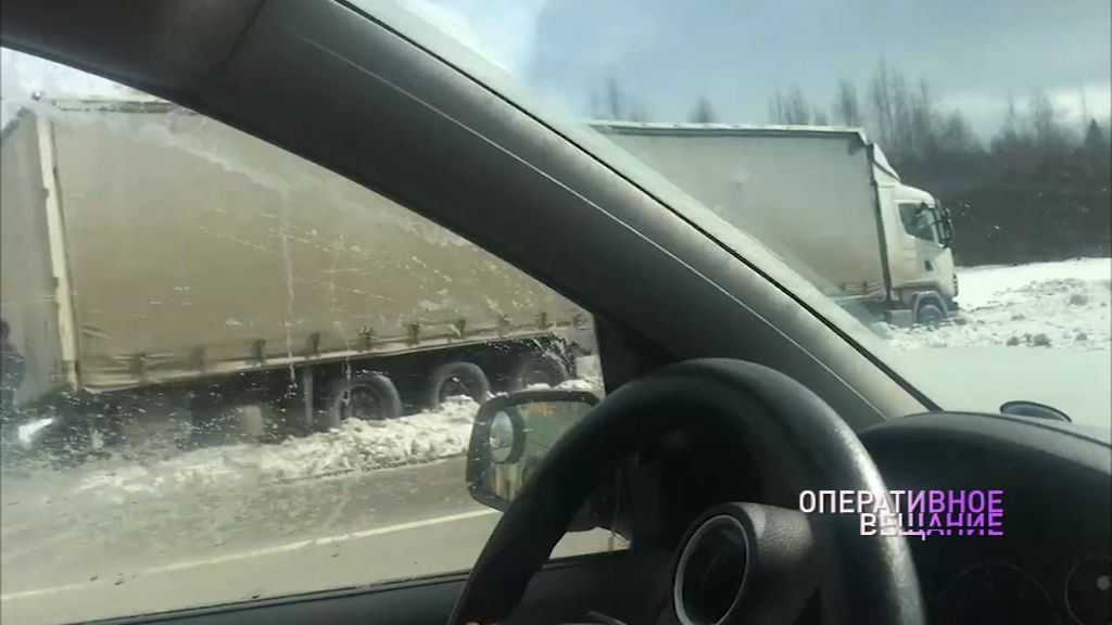 Под Переславлем фура съехала с дороги