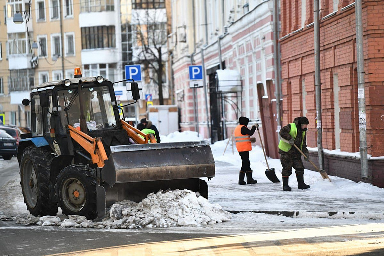 В мэрии Ярославля рассказали, каким образом убирают тротуары и остановки