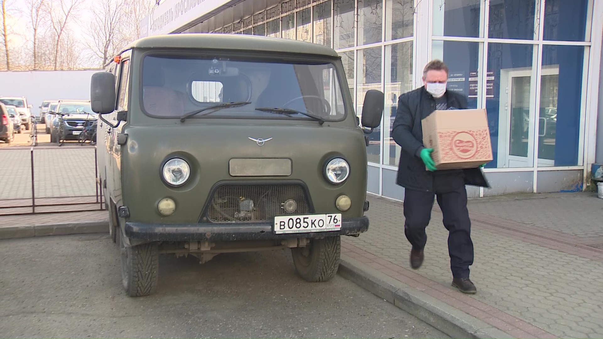Волонтеры предприятий региона доставляют продукты своим ветеранам труда