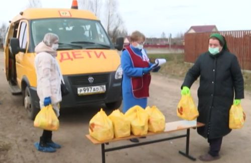 В Ярославской области школьники продолжают получать продуктовые наборы