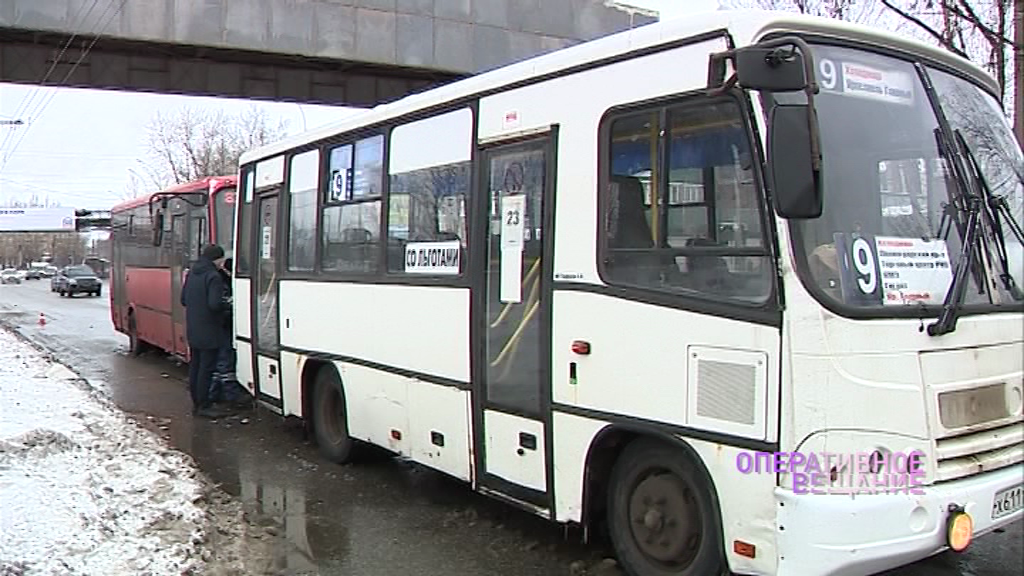 На проспекте Октября одна маршрутка догнала другую: пострадали пассажиры