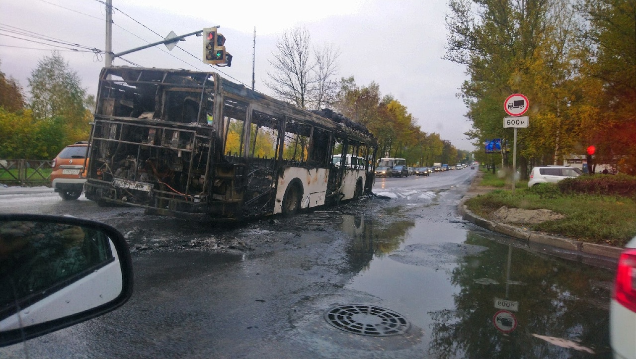 Очевидцы: в Ярославле вспыхнул автобус
