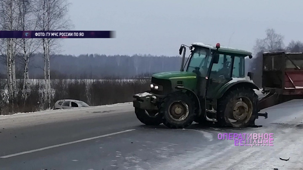 Под Рыбинском столкнулись легковушка, внедорожник и трактор