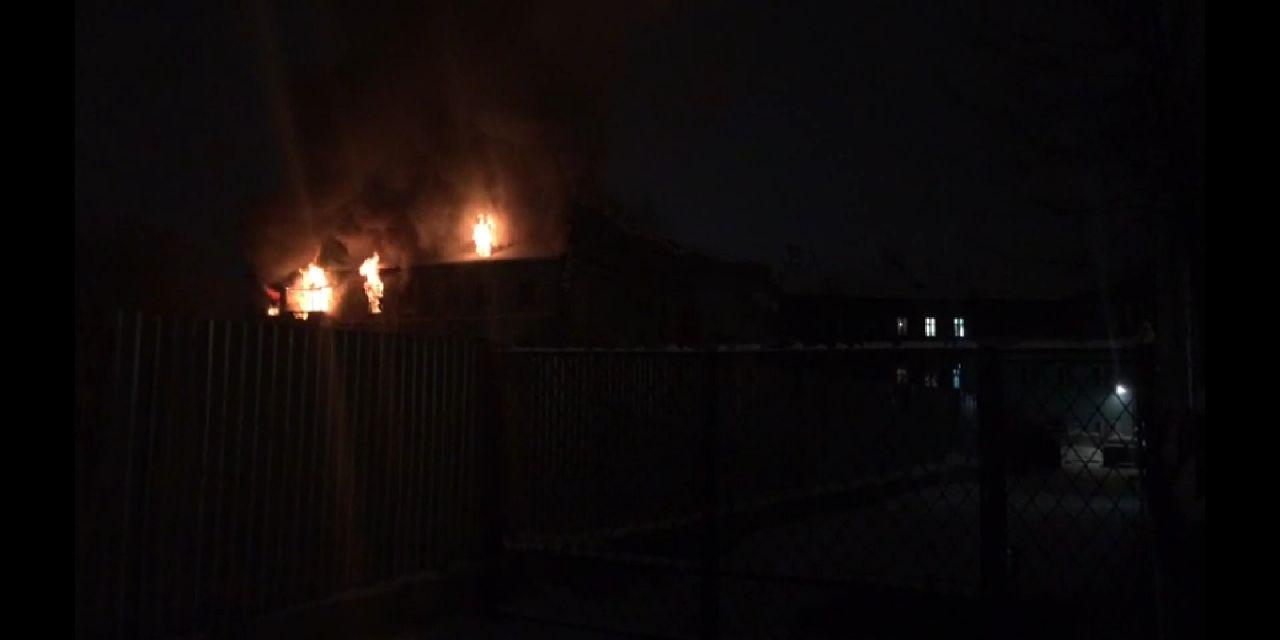 ВИДЕО: В центре Ярославля ночью горел дом
