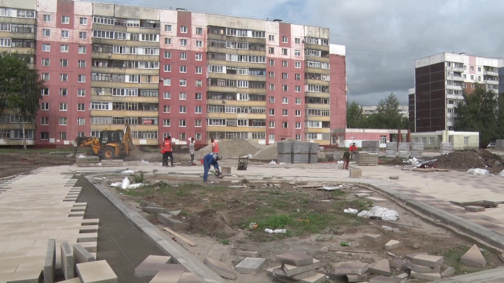 В Заволжском районе продолжают строить сквер по программе «Решаем вместе!»
