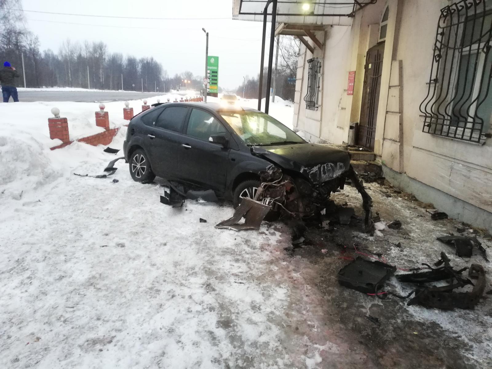 При столкновении легковушек в Ярославской области пострадала женщина