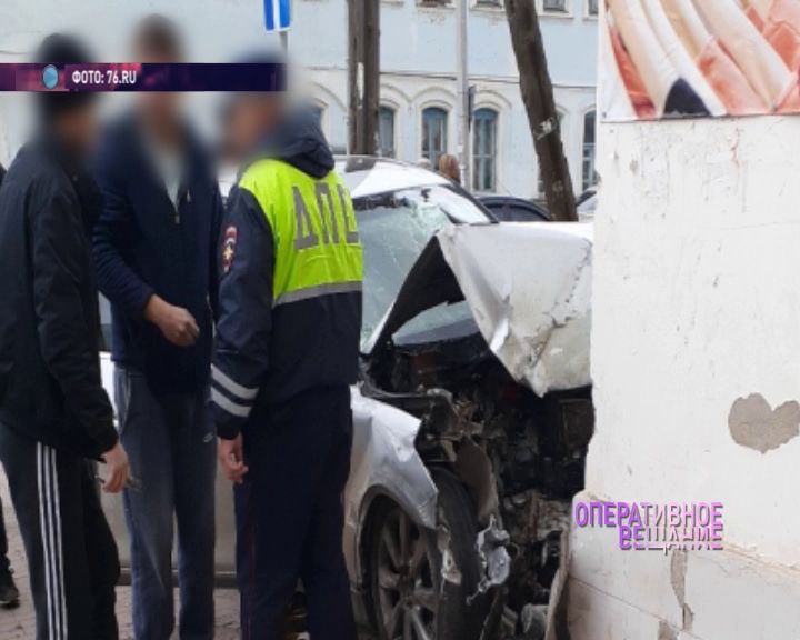 В Угличе иномарке влетела в памятник архитектуры